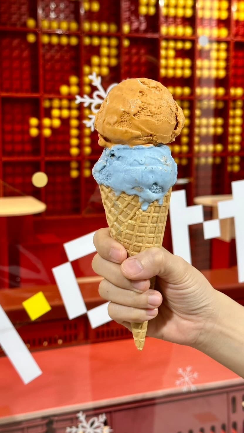 โคนไอศกรีมสองสกู๊ปของ Chomp Chomp Creamery